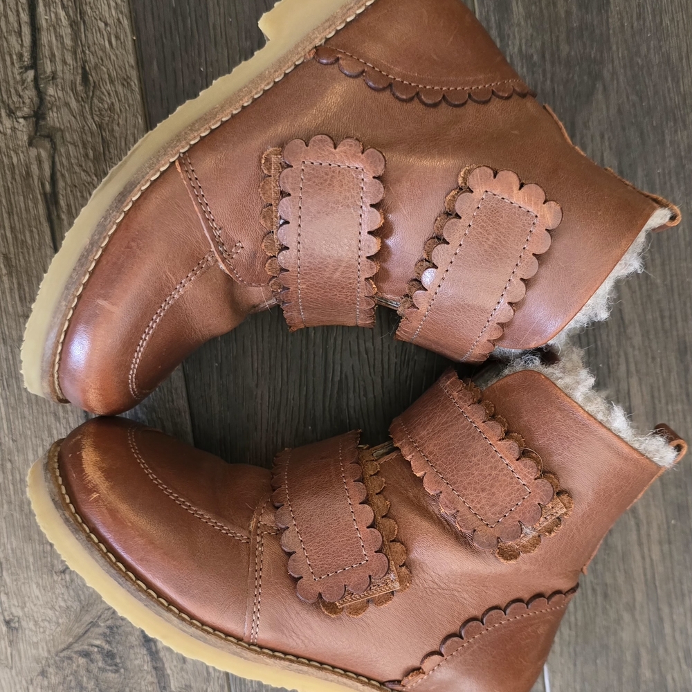 Petit Nord Brown Leather Boots with Scalloped Straps